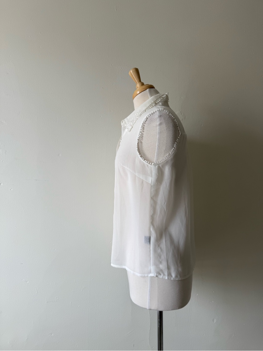 Lapis White Sheer Lace Trim Sleeveless Blouse Size L - Picture 2 of 8